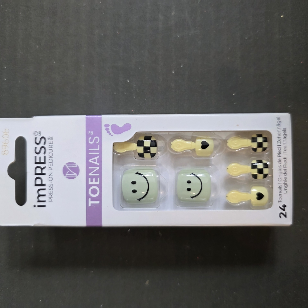 imPRESS Press-On Toenails with Smiley Design